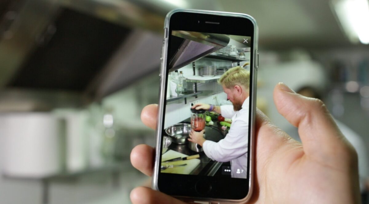 Daniel del Toro cocinando en 'La Cochera del Abuelo'.